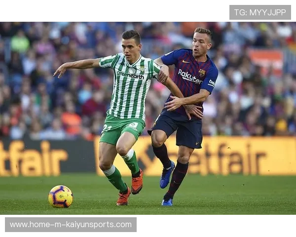 浙江队托利奇中路摆脱后送斜传，边路顺势下底