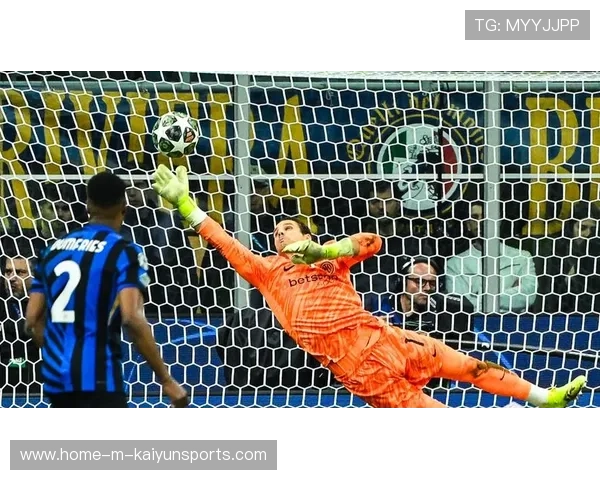 索默指尖捅出对方近距离头球,力保国际米兰球门不失 索默指尖捅出对方近距离头球,力保国际米兰球门不失